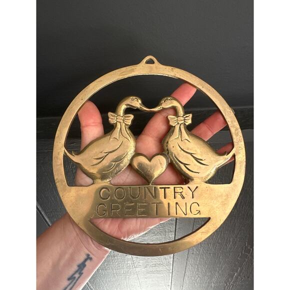 Vintage Brass Kissing Geese Country Greetings Wall Decor Trivet Farmhouse Design - Picture 8 of 9